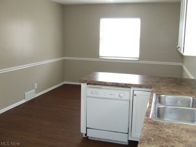 831 Patterson Avenue Akron, OH 44310 - Photo 6 of 27 Dining room next to breakfast bar.