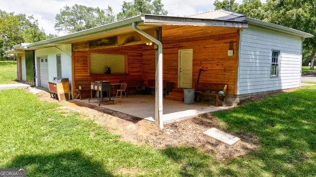 a view of a house with backyard and porch