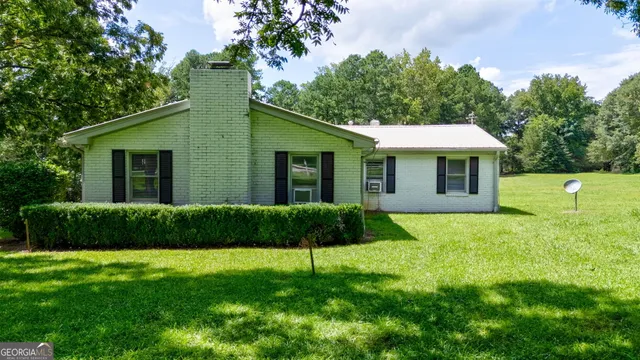 a view of a house with a backyard