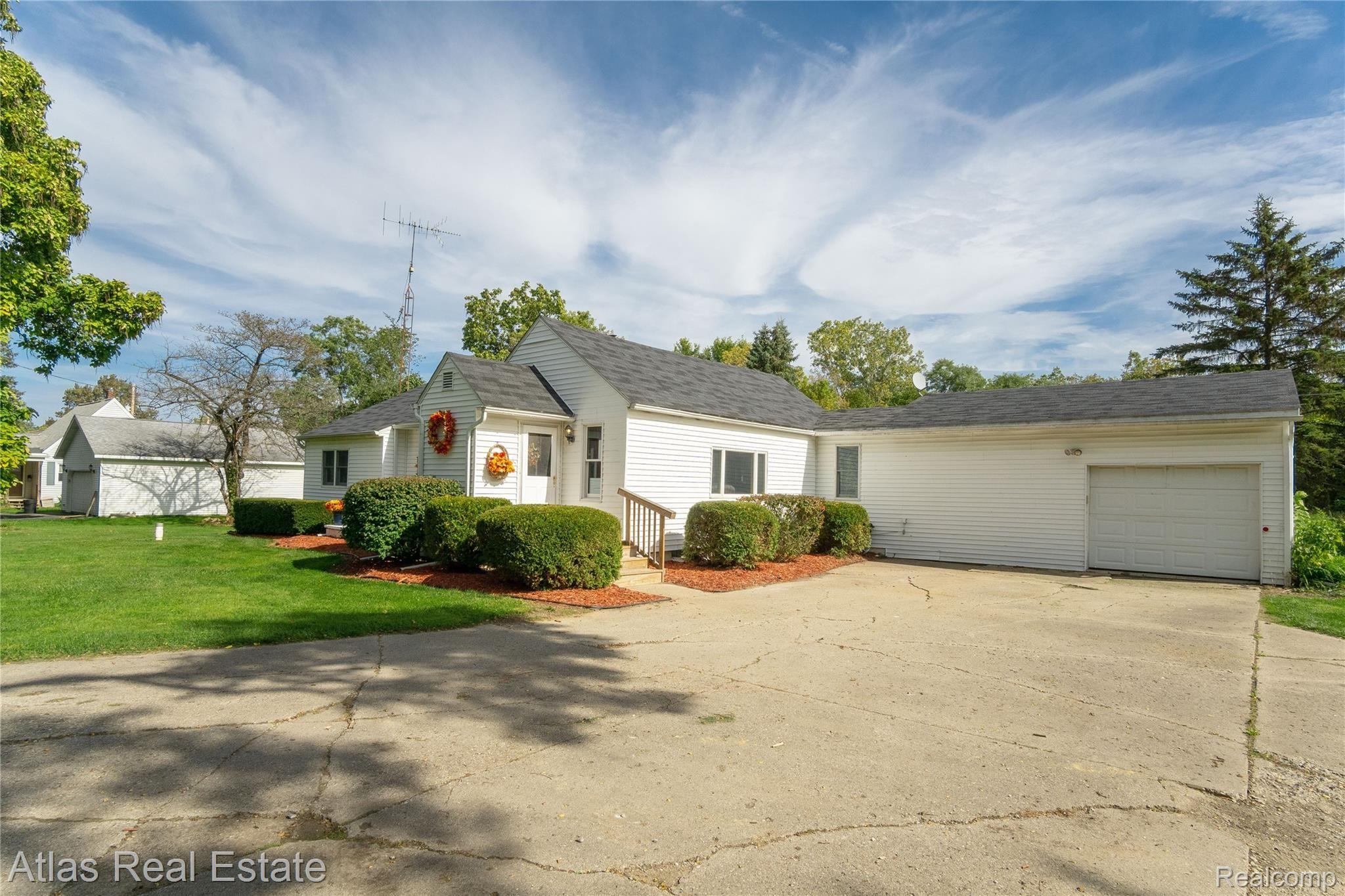 4333 Howe Road Grand Blanc, MI 48439 - Photo 2 of 42 Exteriors (4 of 13).jpg