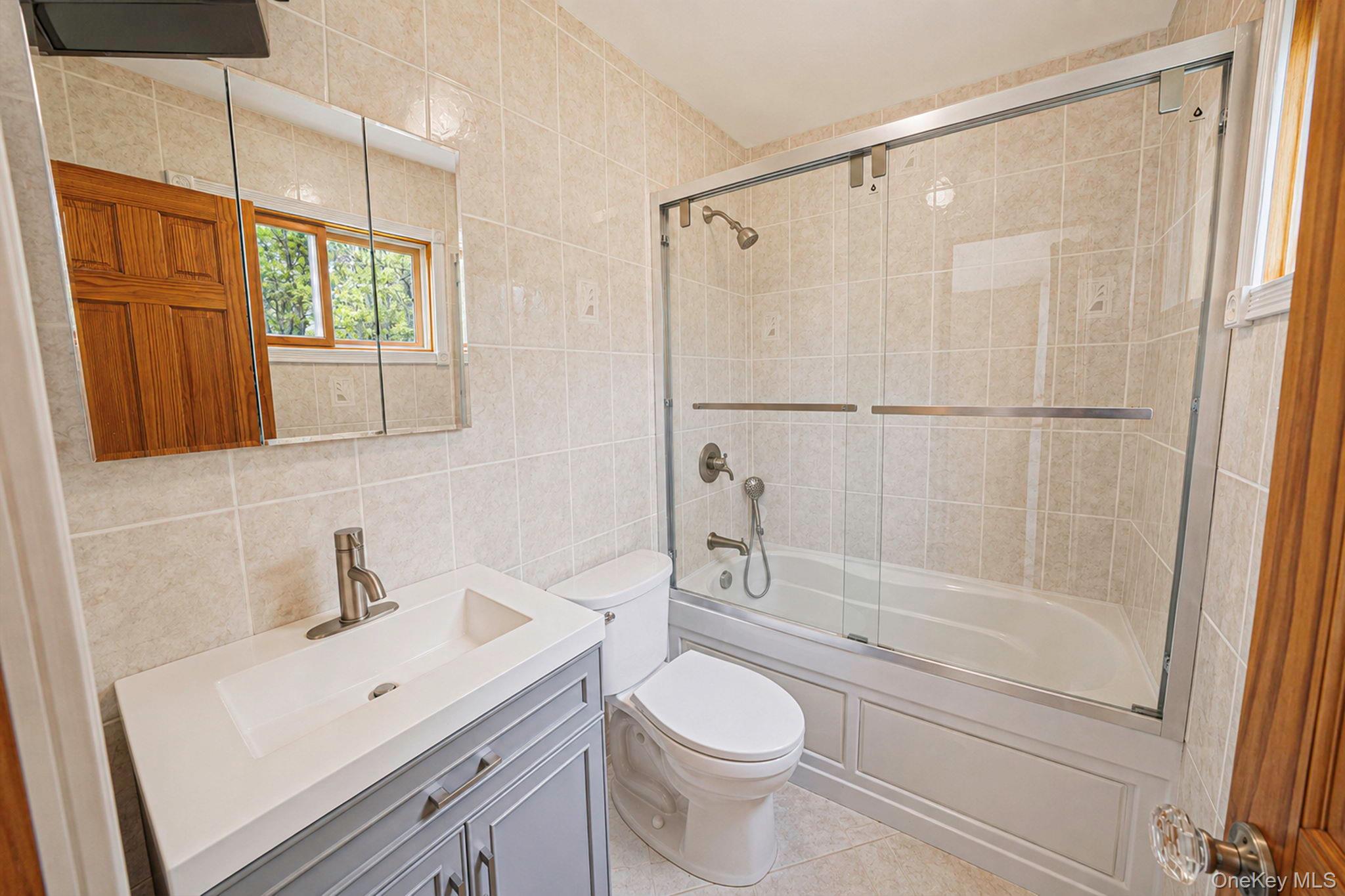 14 Belvoir Court Ridge, NY 11961 - Photo 10 of 22 primary full bathroom