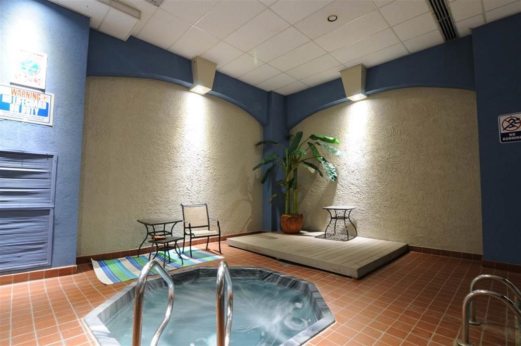 109 North Main Street, Unit 1207 Memphis, TN 38103 - Photo 16 of 25 Living area featuring a textured wall and a hot tub