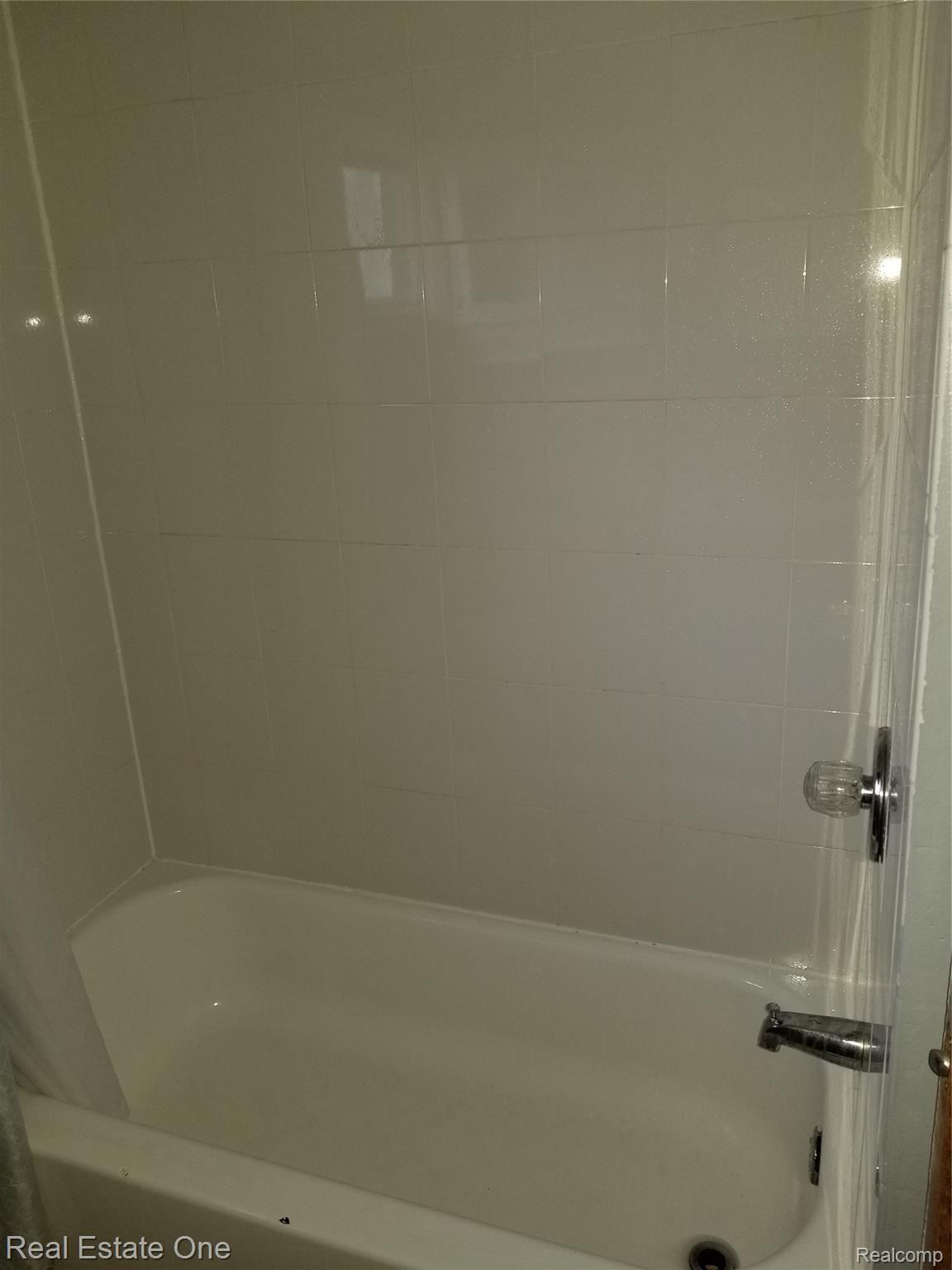 24601 Scotia Road Oak Park, MI 48237 - Photo 14 of 30 bathrm.jpg