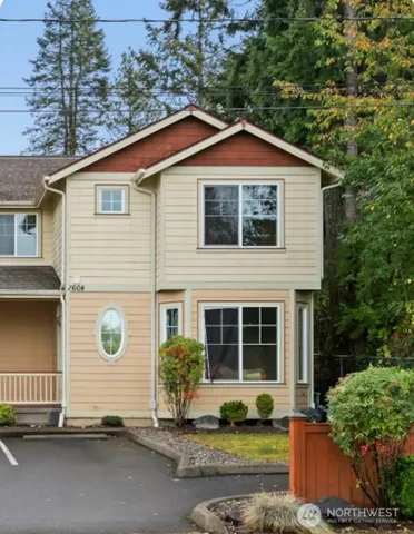 a view of a house with yard and plants