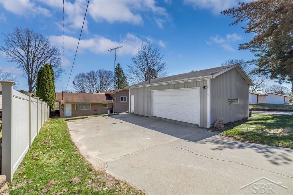 5307 Oakridge Road Beaverton, MI 48612 - Photo 2 of 37 50204380-118bf420-cde9-4a54-917d-d531fd1815d5.JPG