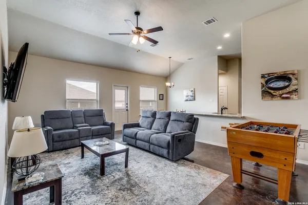 $1,450 | 319 Emma Drive, New Braunfels, TX 78130