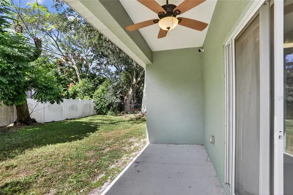 a view of a backyard