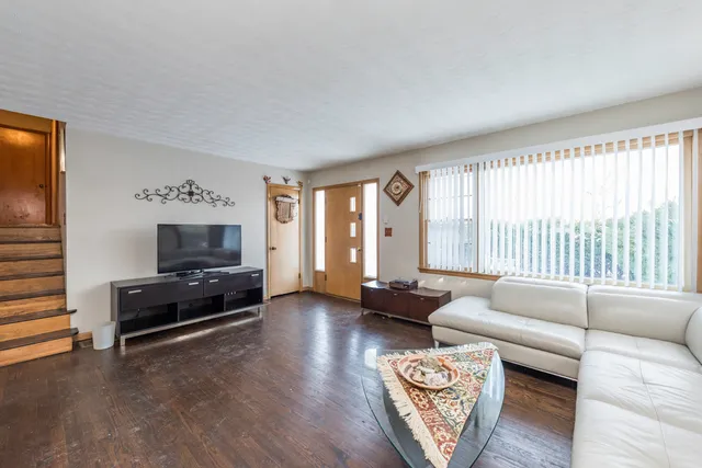 $249,900 | 732 Whitney Avenue, Winthrop Harbor, IL 60096