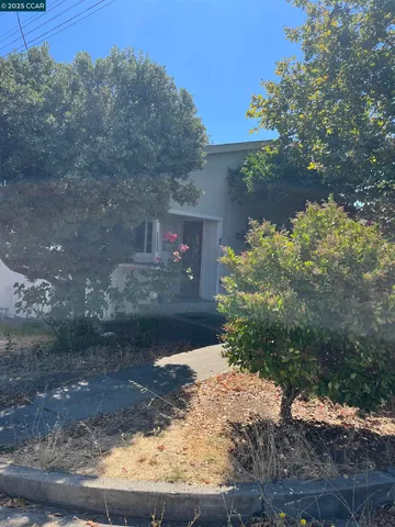 a view of a pathway with a yard