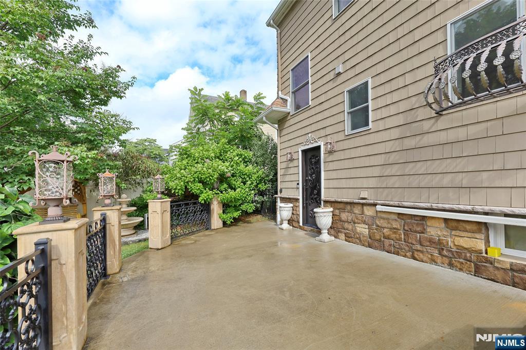 406 Dixie Avenue Hawthorne, NJ 07506 - Photo 4 of 48