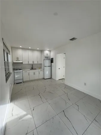 $1,750 | 2142 Northwest 1st Street, Unit 2142, Miami, FL 33125