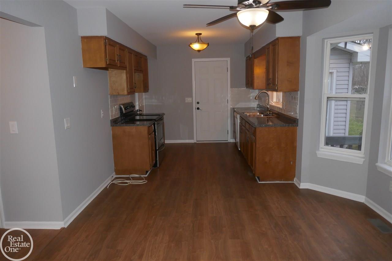 2932 Michigan Road Port Huron, MI 48060 - Photo 4 of 34 50001817-3.JPG