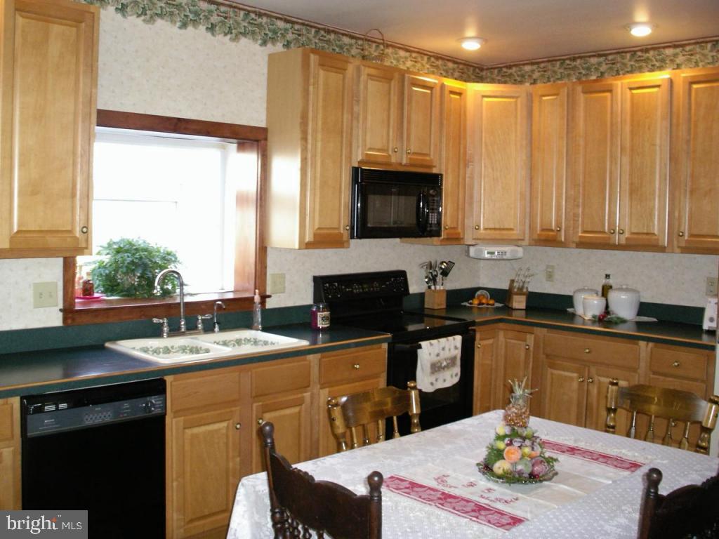 155 Chestnut Street Lititz, PA 17543 - Photo 3 of 8