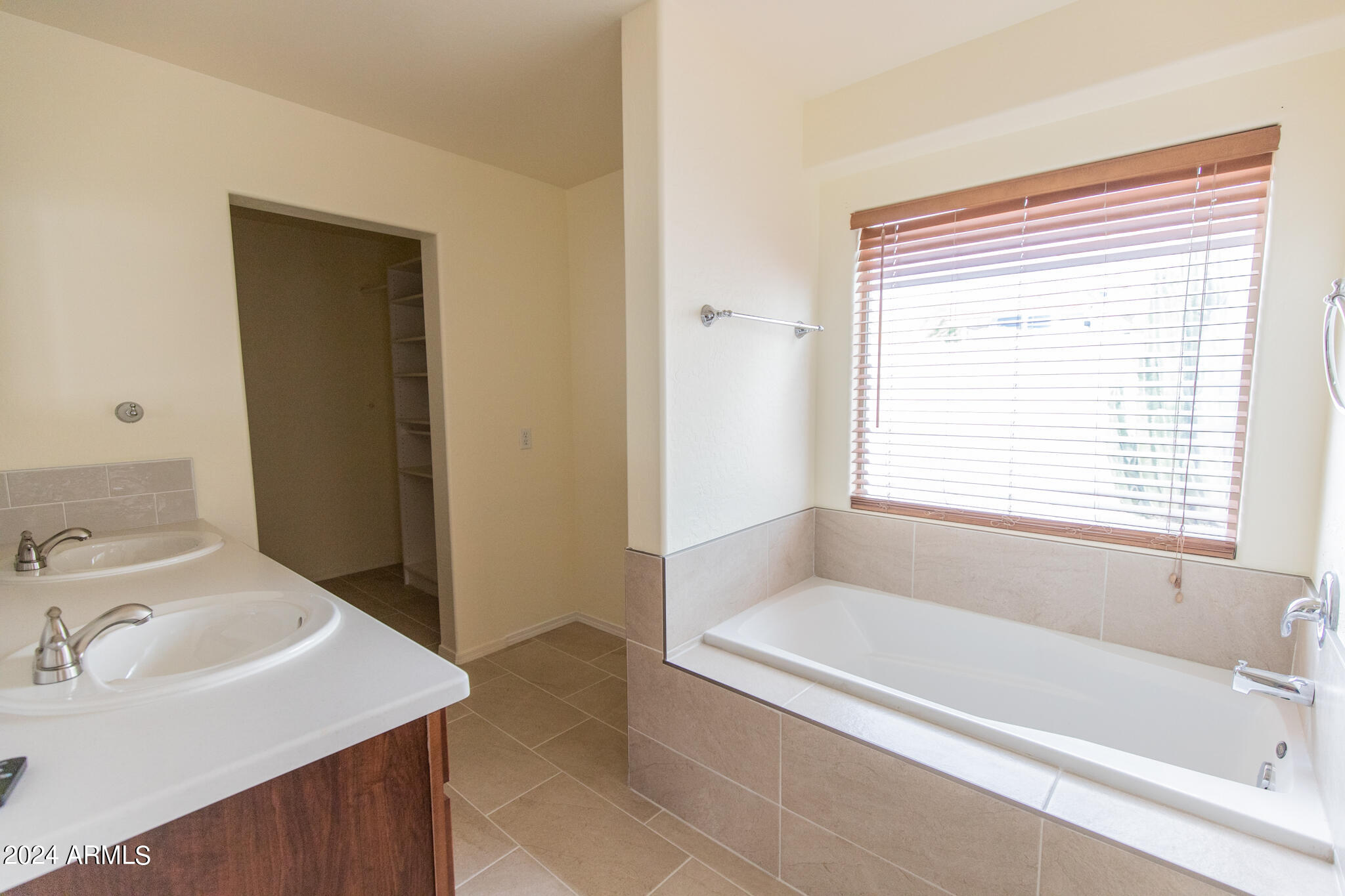 9013 North 14th Street Phoenix, AZ 85020 - Photo 12 of 24 a bathroom with a bathtub and a sink