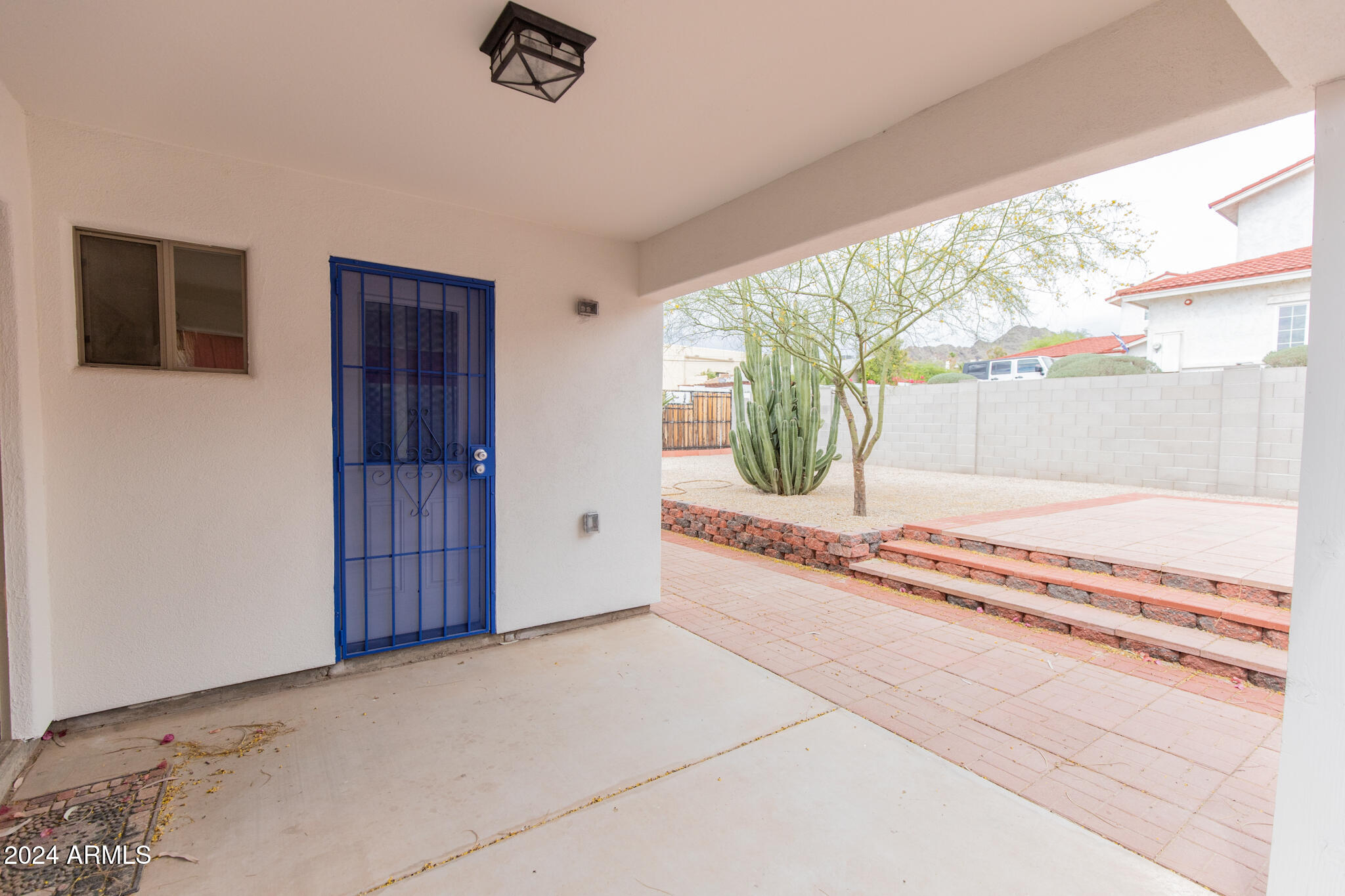 9013 North 14th Street Phoenix, AZ 85020 - Photo 21 of 24 a view of a living room and a window