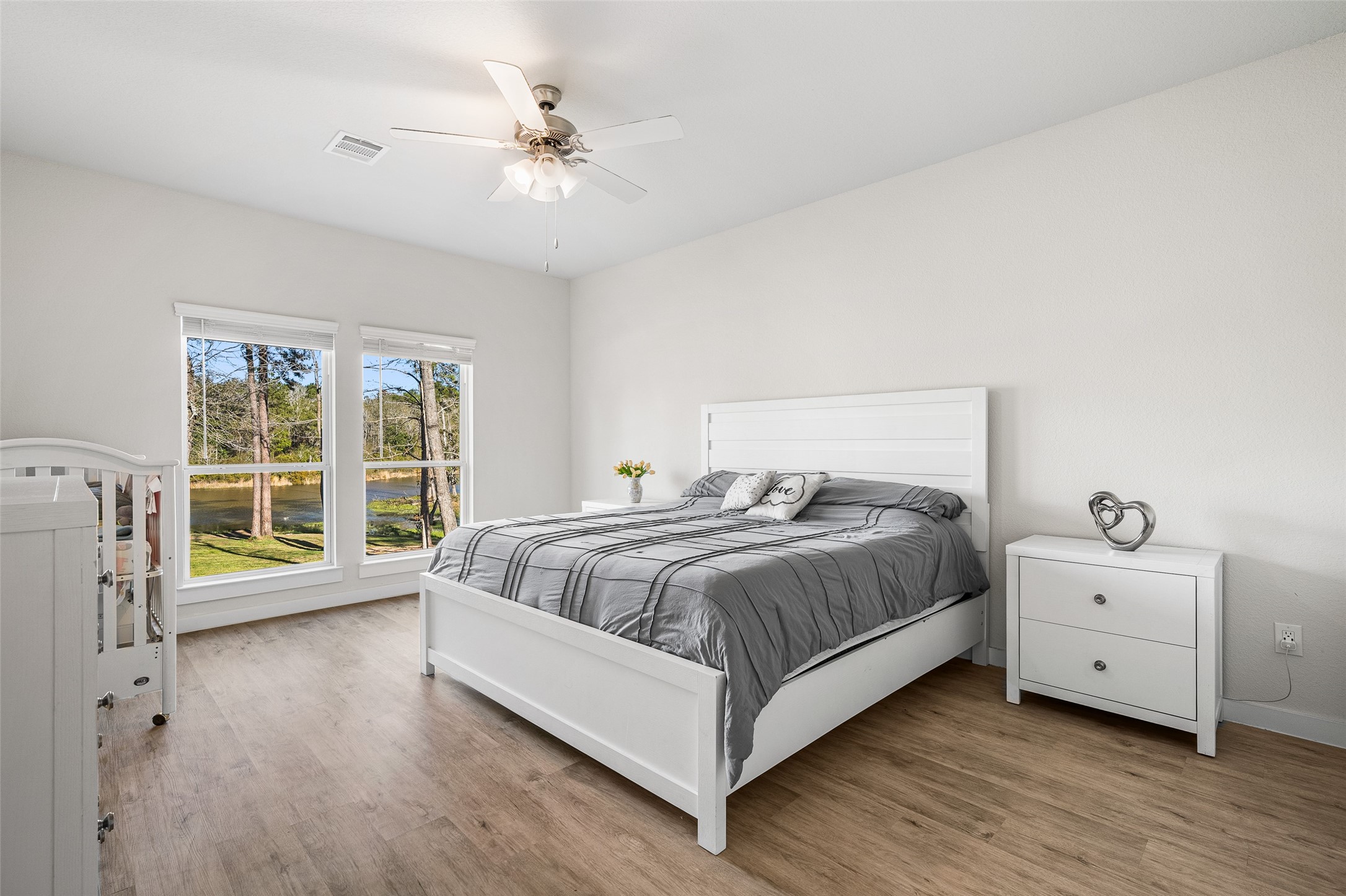 11731 Oakwood Rnch Drive Willis, TX 77378 - Photo 20 of 43 a spacious bedroom with a bed and a chandelier