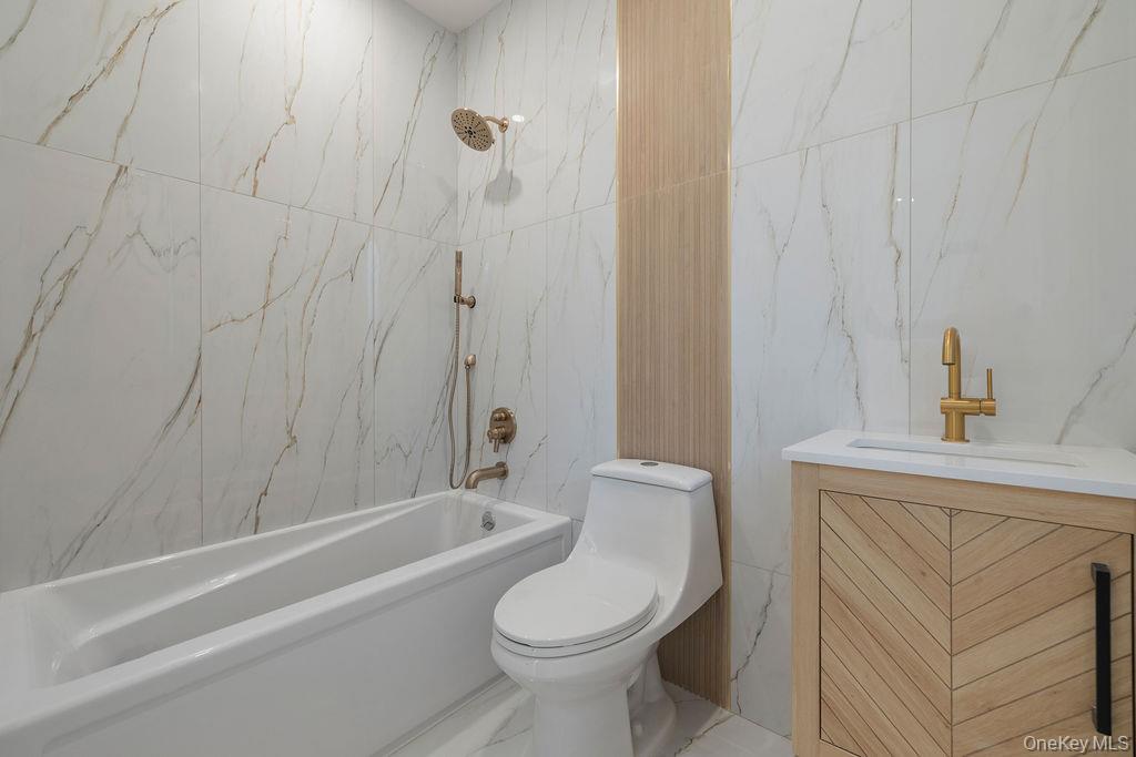 27 Ellish Parkway, Unit 112 Spring Valley, NY 10977 - Photo 12 of 24 Bathroom