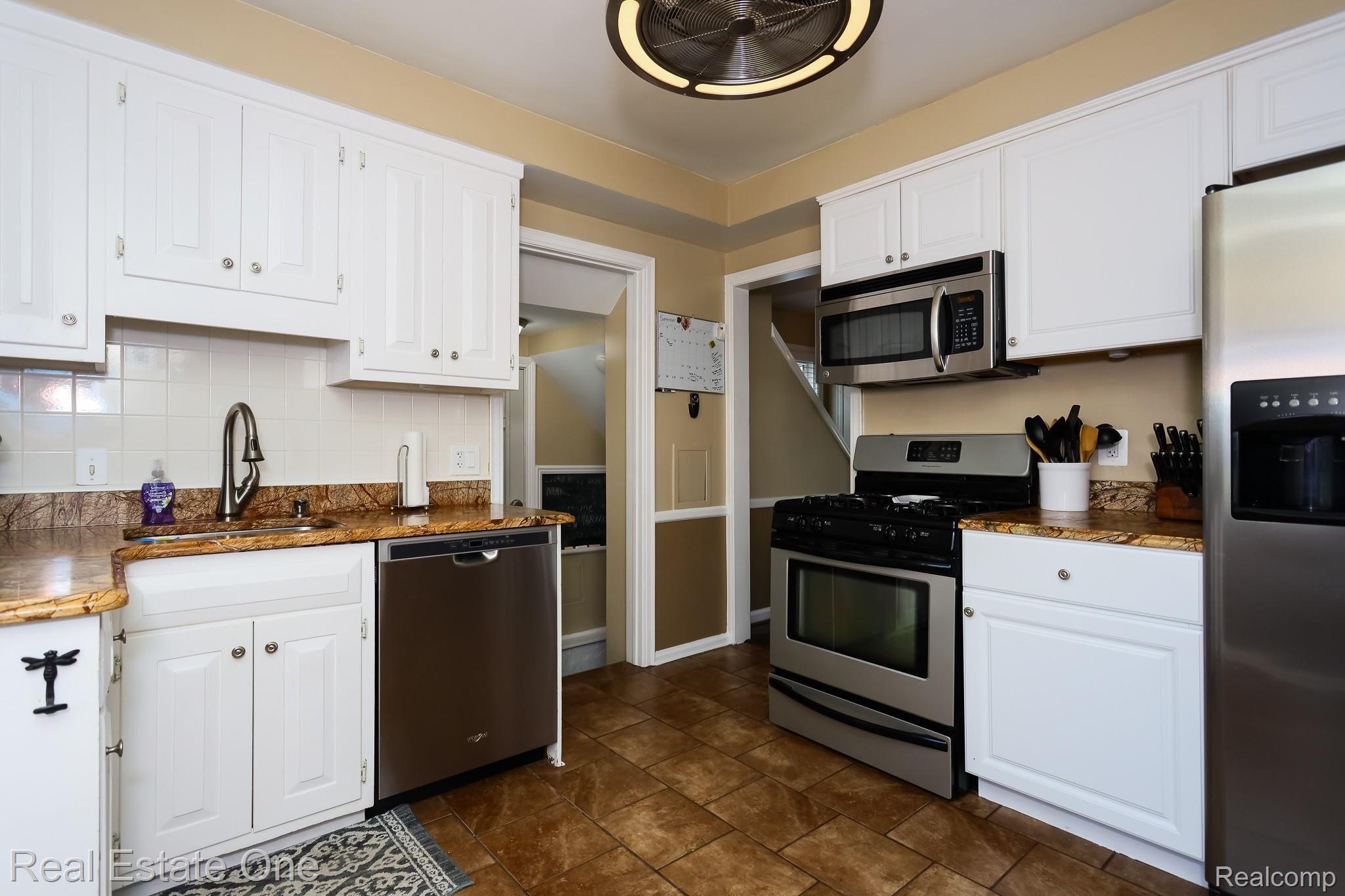 1698 Bournemouth Road Grosse Pointe, MI 48236 - Photo 14 of 42 grosse_point_32.jpg