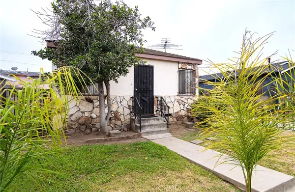 a view of a back yard with a house