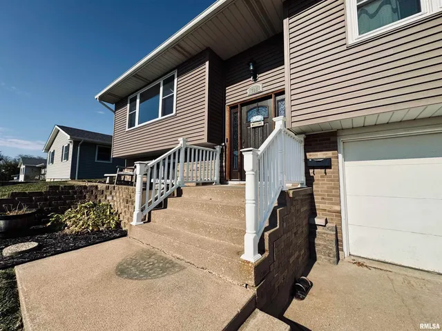 $249,900 | 708 Tower Road, Clinton, IA 52732