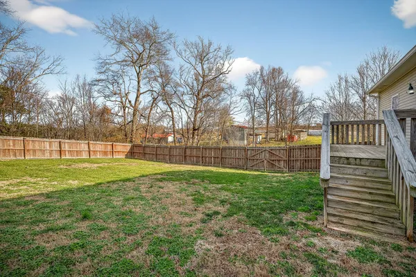 a view of a yard with a house