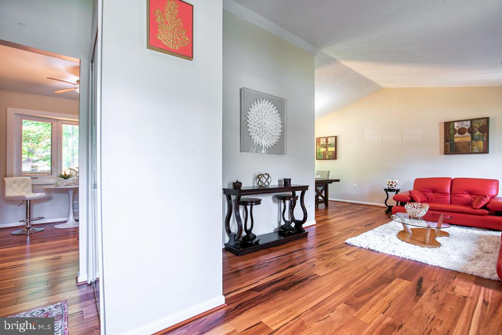 9079 Brook Ford Road Burke, VA 22015 - Photo 3 of 40 Foyer