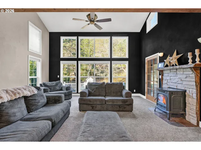 $650,000 | 1040 Arcadia Drive, Roseburg, OR 97471