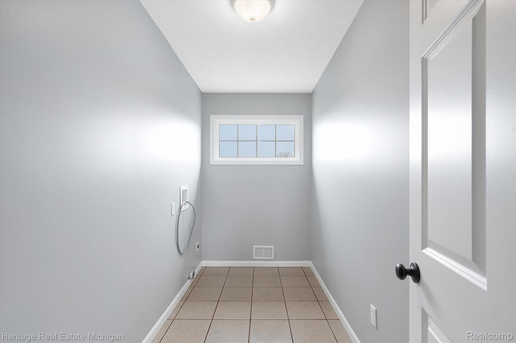 2730 Krouse Road Owosso, MI 48867 - Photo 27 of 45 Laundry room