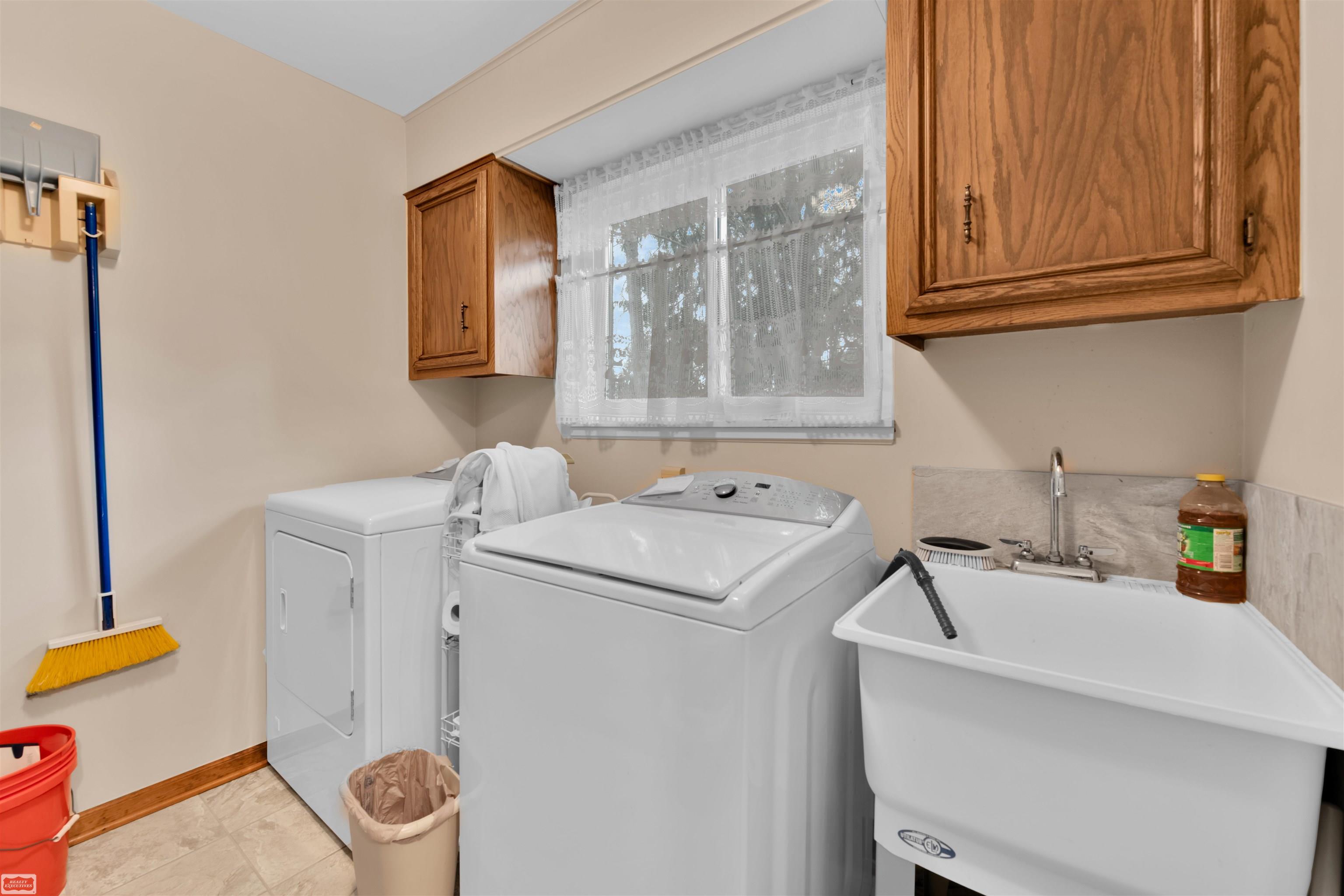 2401 Chalet Drive Rochester, MI 48309 - Photo 22 of 45 50176330-41deb37d-e936-4de5-af79-eb73f6b80748.JPG