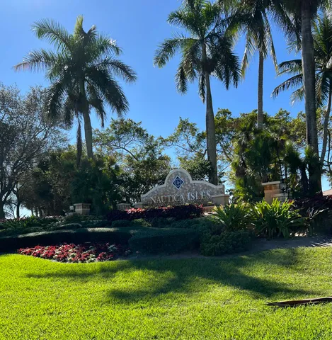a view of house with yard