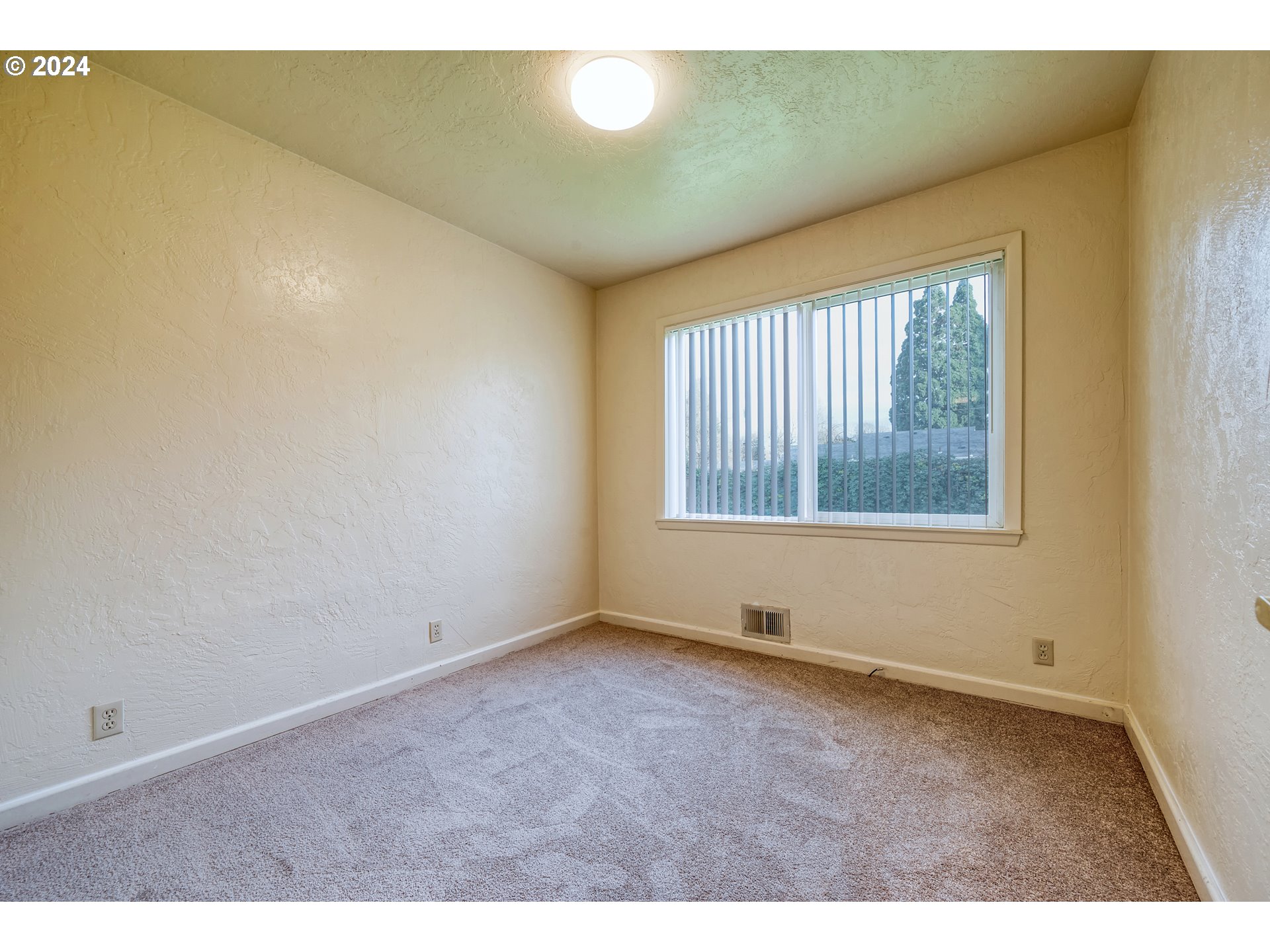 541 Waite Street Eugene, OR 97402 - Photo 15 of 25 an empty room with windows