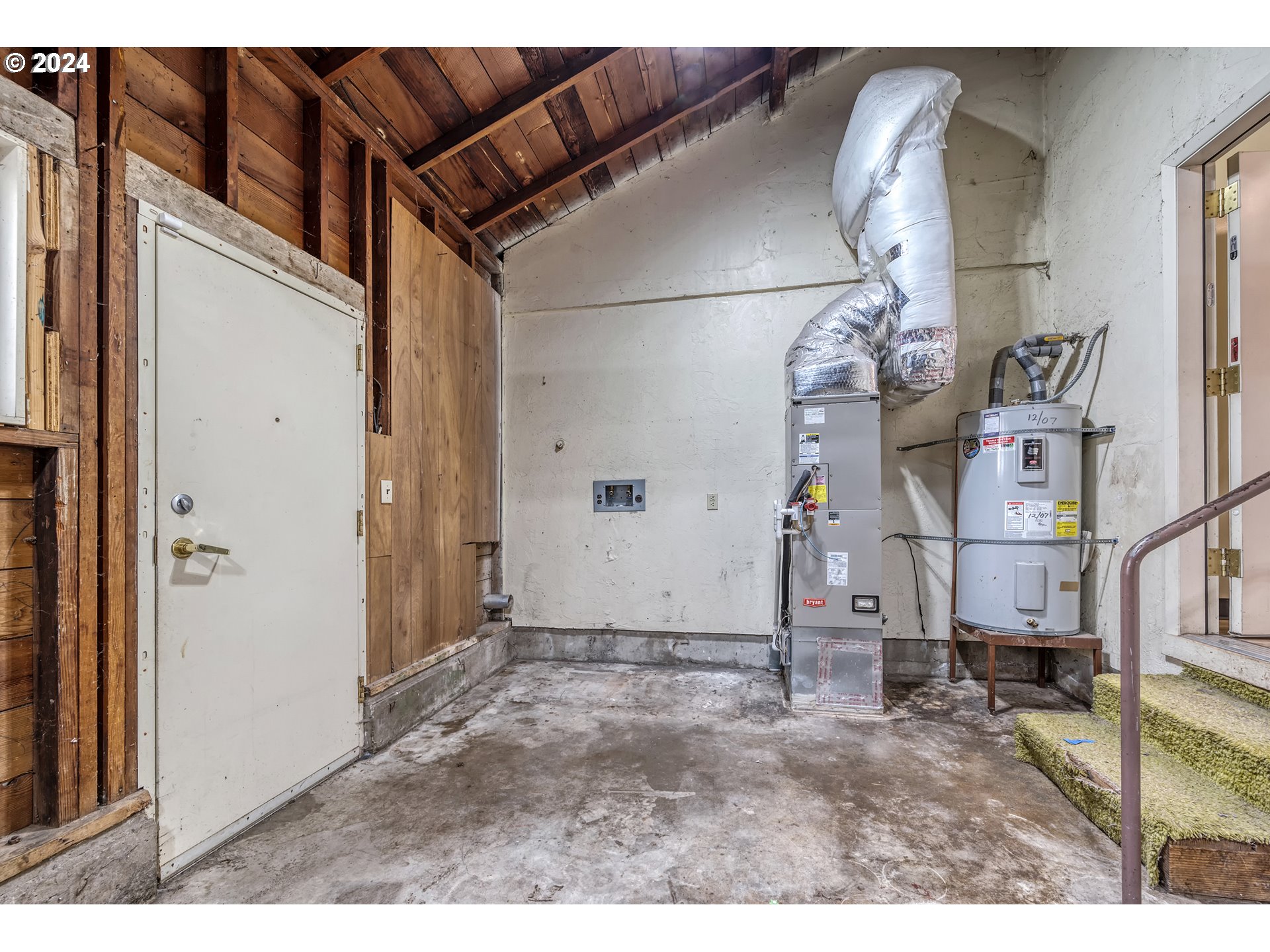 541 Waite Street Eugene, OR 97402 - Photo 19 of 25 a view of a interior of the house