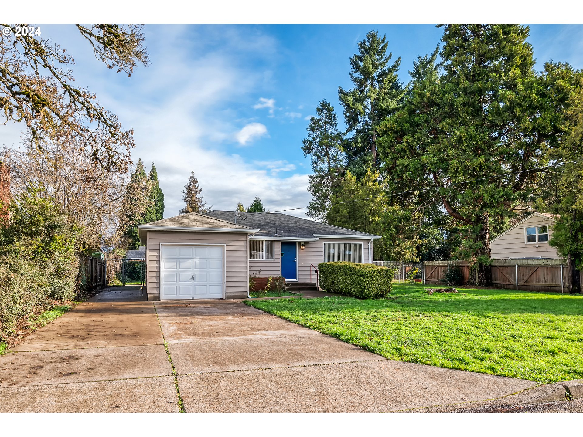 541 Waite Street Eugene, OR 97402 - Photo 3 of 25 a front view of a house with a garden
