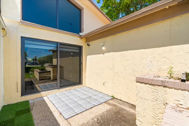 a view of a backyard