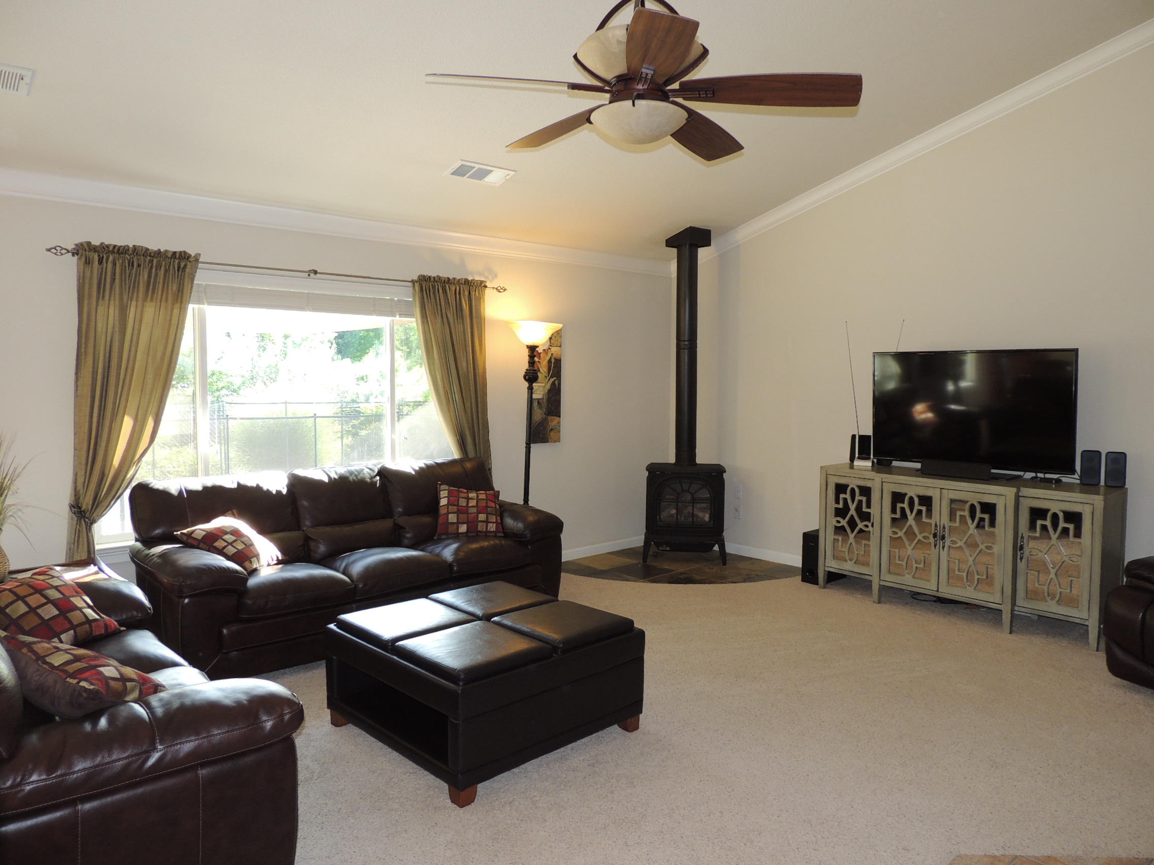 7618 Pit Road Redding, CA 96001 - Photo 13 of 35 Living Room