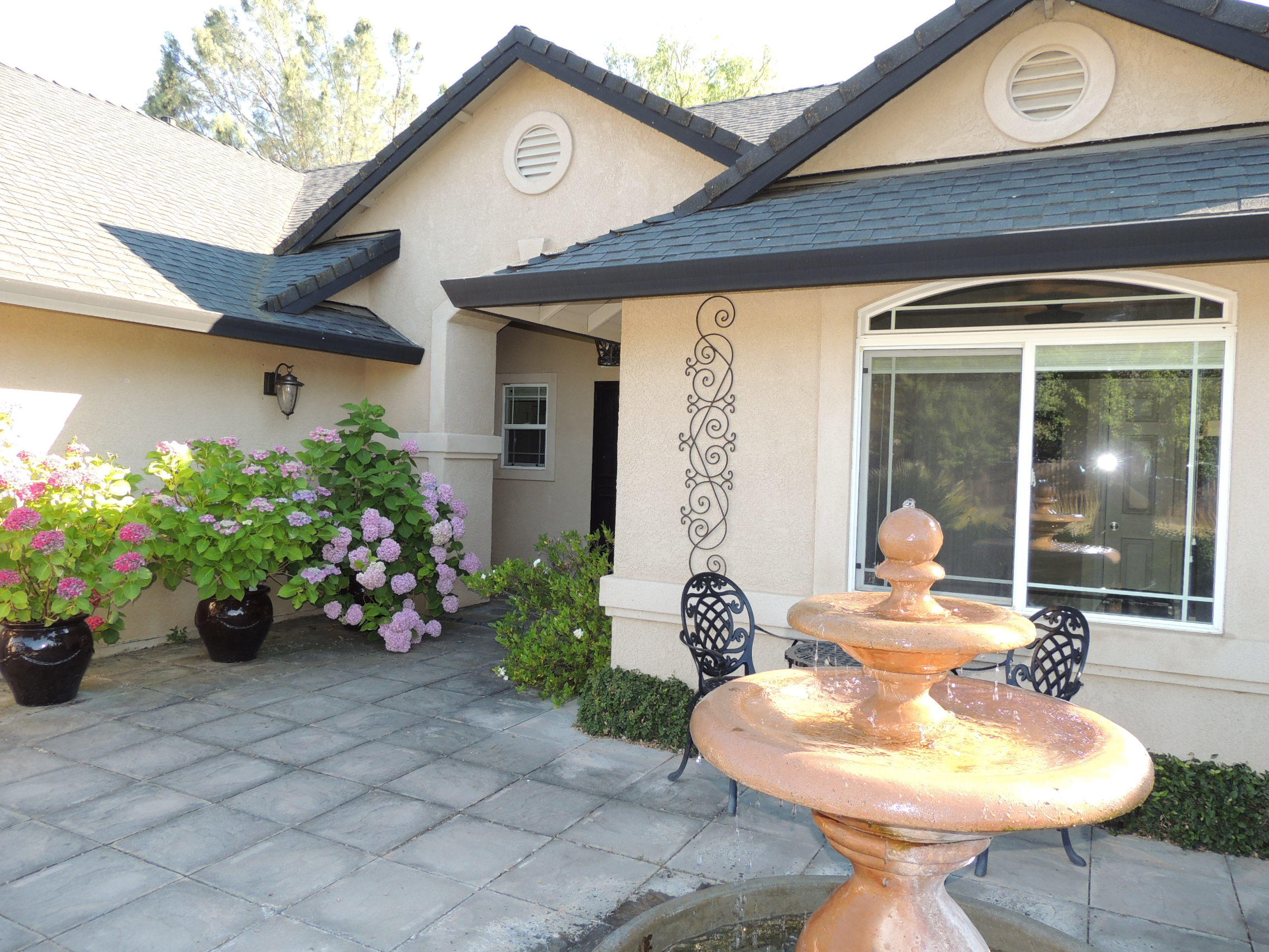 7618 Pit Road Redding, CA 96001 - Photo 5 of 35 Courtyard