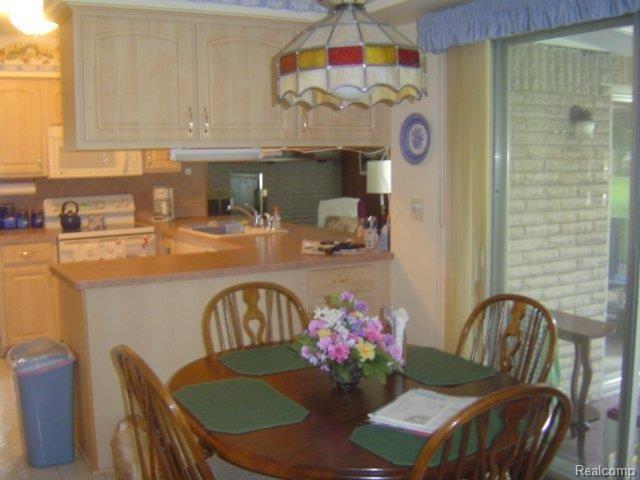 16410 Wayne Road Livonia, MI 48154 - Photo 3 of 10 Eat-in Kitchen.JPG