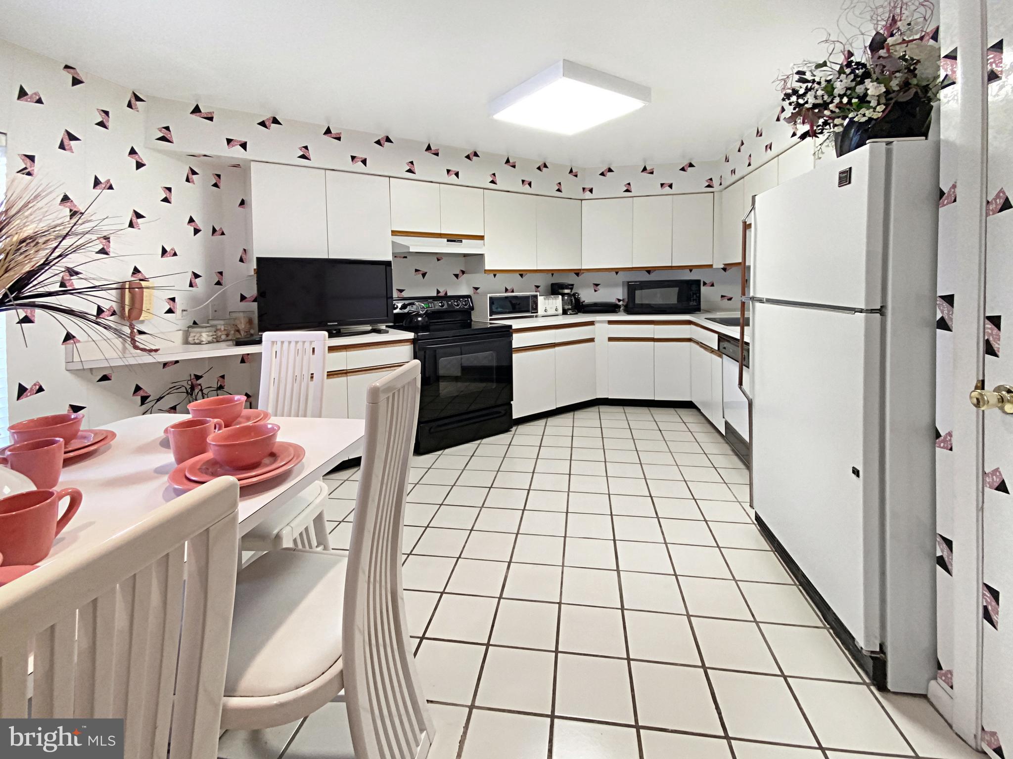 3021 Fallstaff Road, Unit 403B Baltimore, MD 21209 - Photo 16 of 44 Eat-in kitchen.