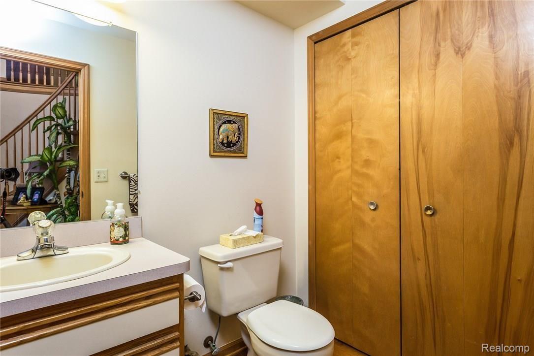 175 Bellshire Lane Rochester, MI 48307 - Photo 16 of 38 025-Powder_Room-3646740-medium.jpg