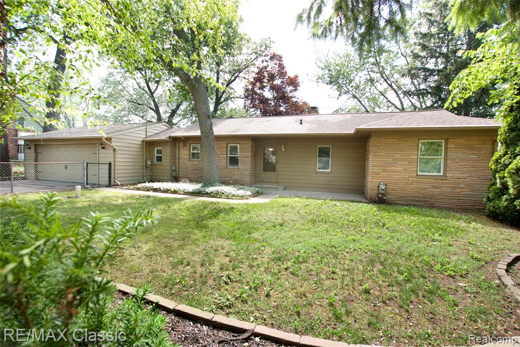 1861 Ladd Road Wolverine Lake, MI 48390 - Photo 4 of 36