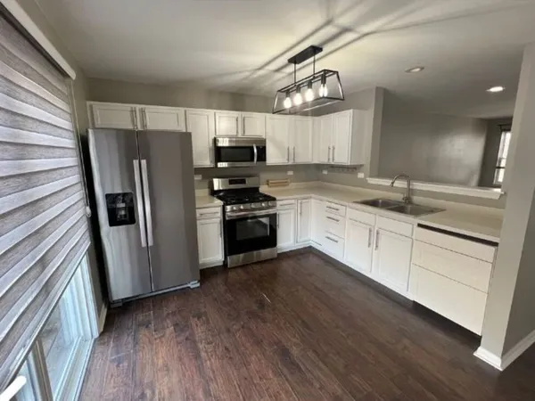 $2,299 | 512 Lincoln Station Drive, Unit 512, Oswego, IL 60543