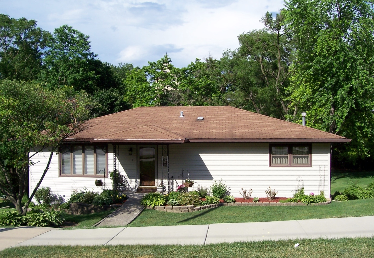411 Lemont Street Lemont, IL 60439 - Photo 2 of 31 a front view of a house with garden
