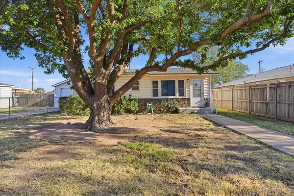 $124,900 | 705 11th Street, Shallowater, TX 79363