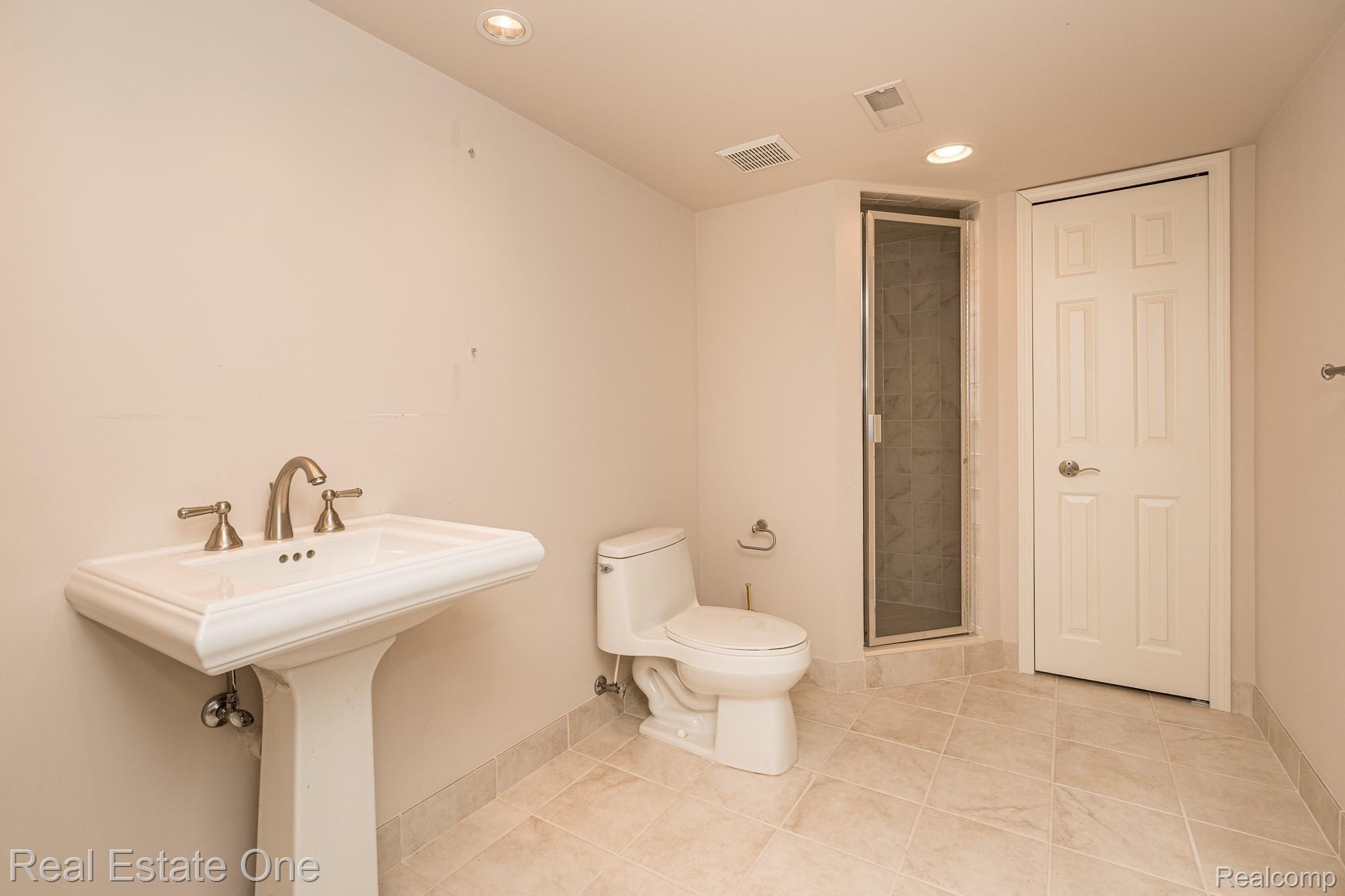 115 Scarborough Lane Rochester, MI 48306 - Photo 34 of 46 Finished basement full bathroom