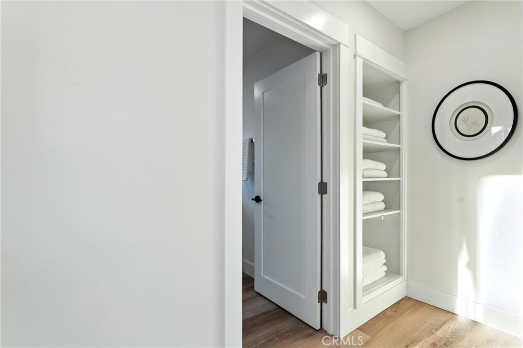 4340 2nd Avenue Los Angeles, CA 90008 - Photo 17 of 54 a view of a hallway with painted walls