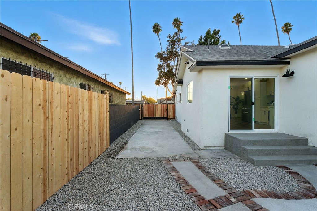 4340 2nd Avenue Los Angeles, CA 90008 - Photo 29 of 54 a view of a house with a porch