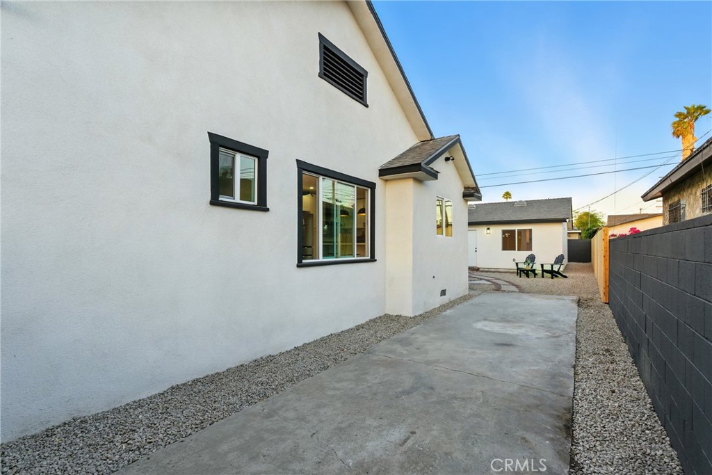 4340 2nd Avenue Los Angeles, CA 90008 - Photo 46 of 54 a view of a house with a garage