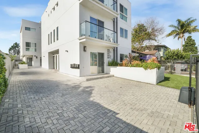 $4,926 | 2057 South Garth Avenue, Los Angeles, CA 90034