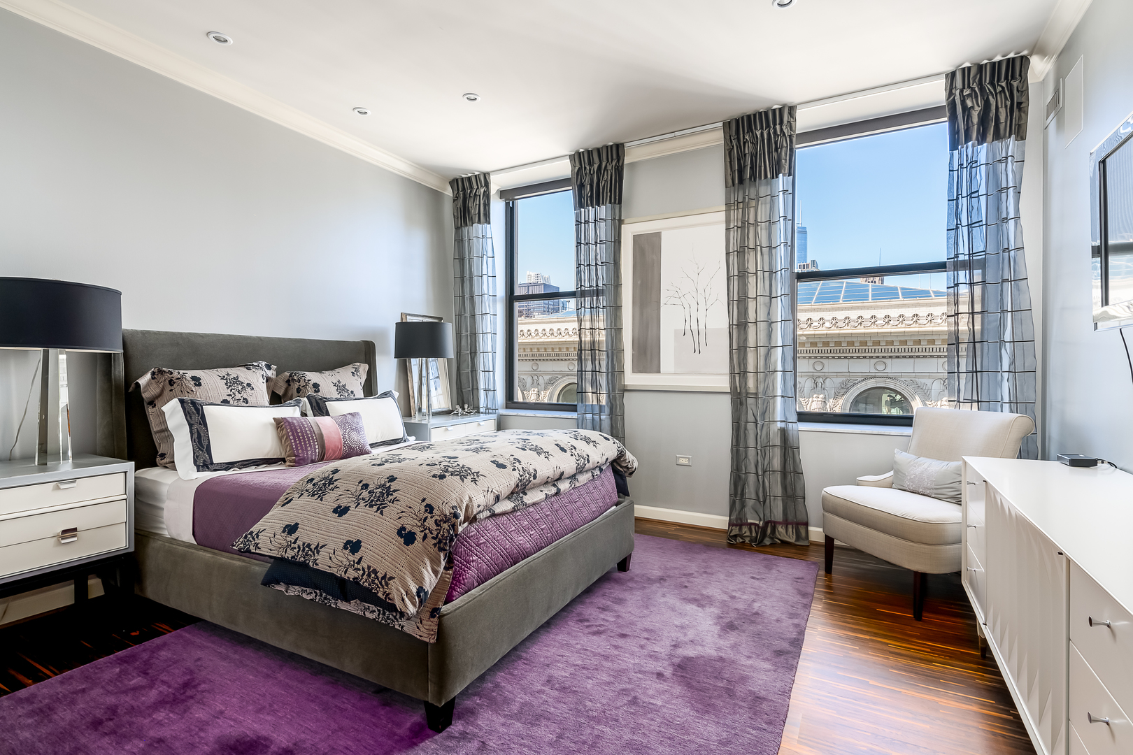 310 South Michigan Avenue, Unit 1900 Chicago, IL 60604 - Photo 14 of 29 a bedroom with a bed and a couch