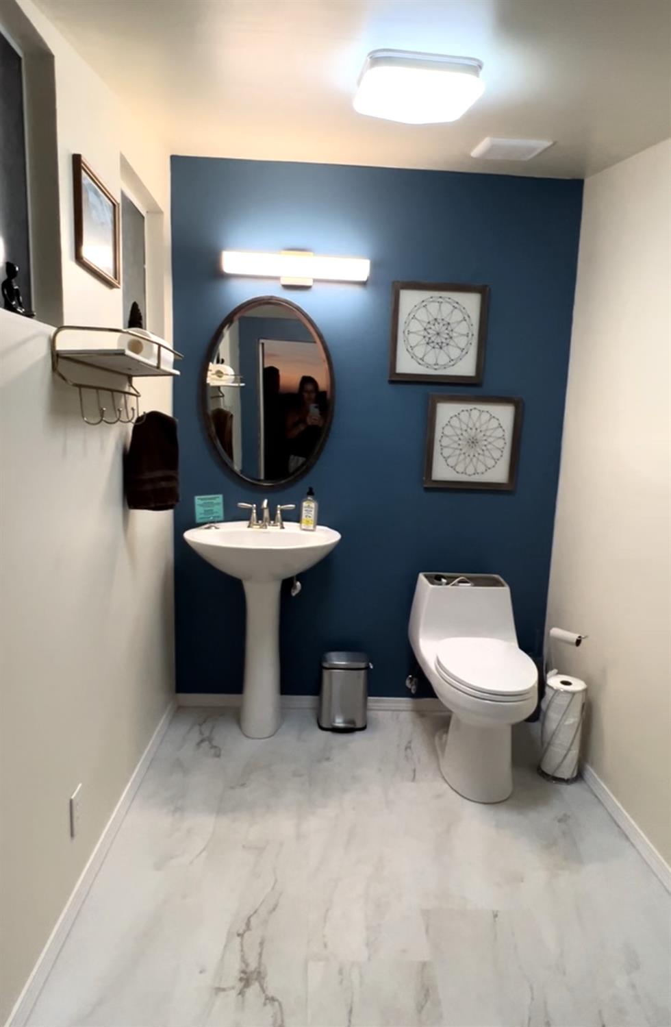 51571 Coyote Ridge Road Oakhurst, CA 93644 - Photo 68 of 81 a bathroom with a toilet sink and mirror